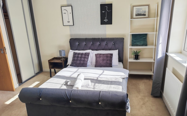 3 Bedroom House Sleeps 7 - Pets Ok - Free Parking