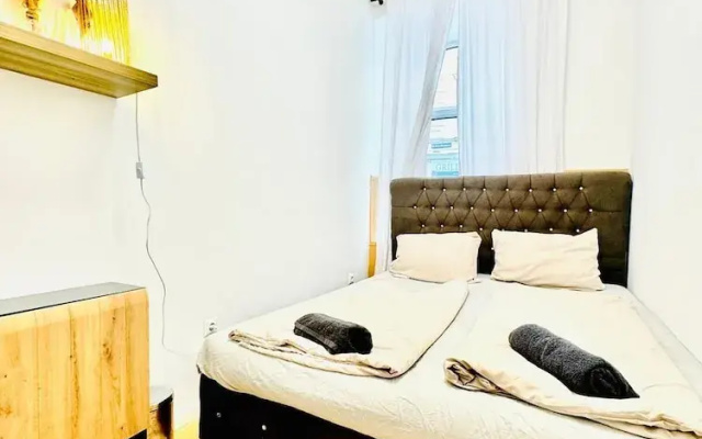 Urban 10BR Retreat Near Rathausplatz