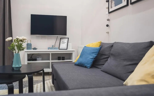 CozyYellowCube Apartment