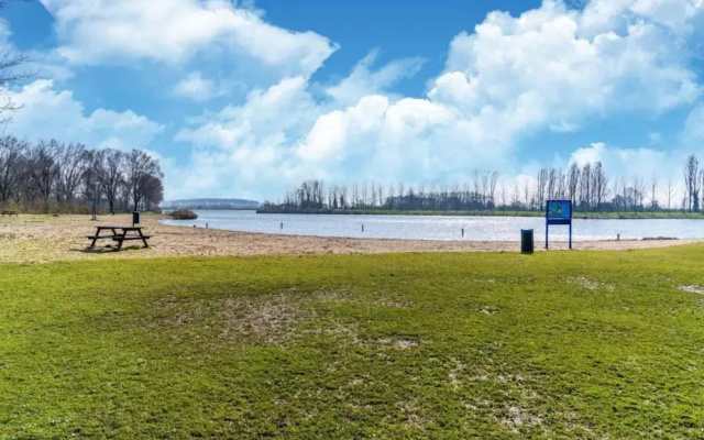 Bungalow in South Holland by the Water