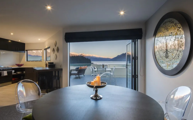 21 Lakefront by Touch of Spice