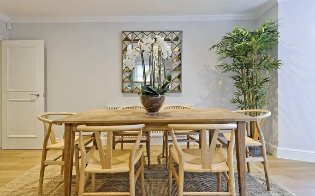 Large 2 Bedroom Kensington Garden Flat