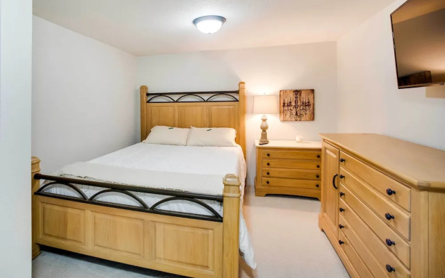 Charming Iowa Abode Near Knoxville Raceway!