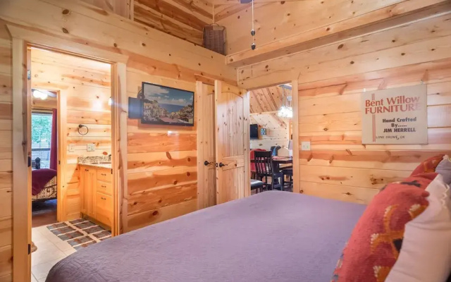 Copper Creek Open Cabin With Game Room and Hot Tub on the Deck by Redawning