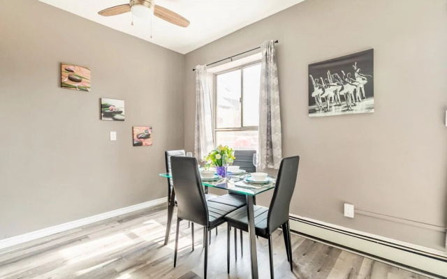 Cozy 1 King BR Apt With Netflix - Prime Location