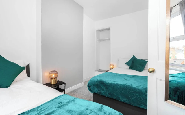 2 Bed House/families/contractors/free Parking