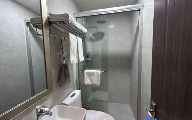 Ruo Bi Lin Hotel（Shanghai Lujiazui Century Avenue Metro Station Hotel）