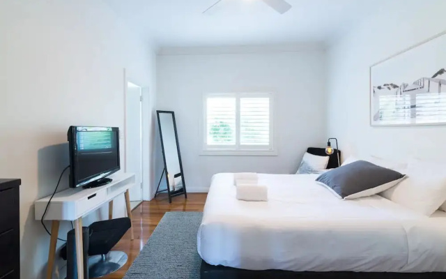 Sleek Contemporary Bondi Beachside Apartment