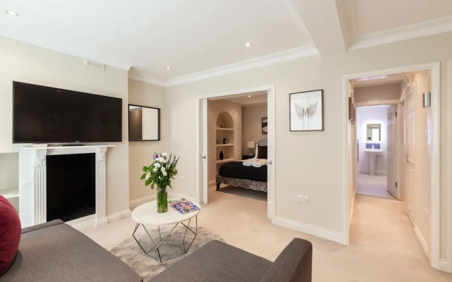 Elegant Double Bedroom in Belgravia