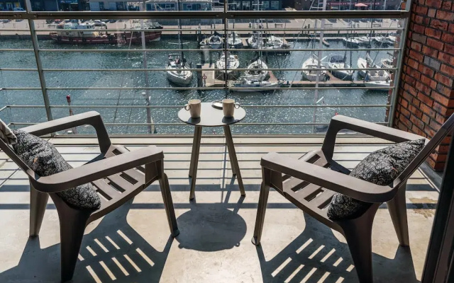 Harbor Breeze: Modern Stay