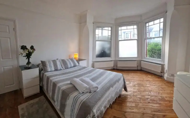 1 Bed Flat - Sleeps 2 - Pets - Parking - Wifi