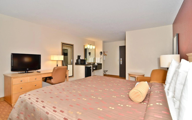 Clackamas Inn & Suites