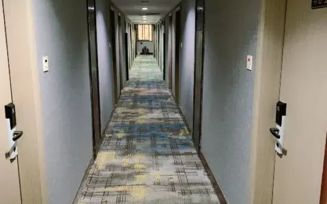 Yunshang Manju Hotel(云上曼居酒店(宁波奉化银泰城店))
