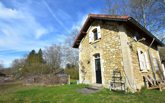 Cute and authentically furnished railway house, beautiful garden, BBQ,stone oven