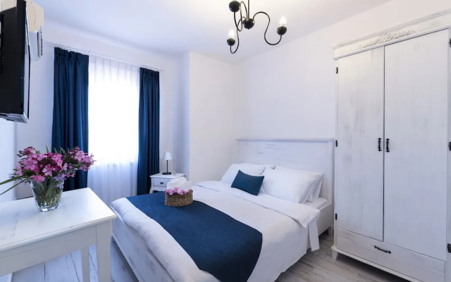 Delos Hotel