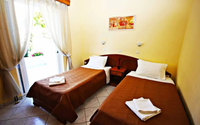 Agios Georgios - 2 Beds - Sleeps 4 - Free Parking