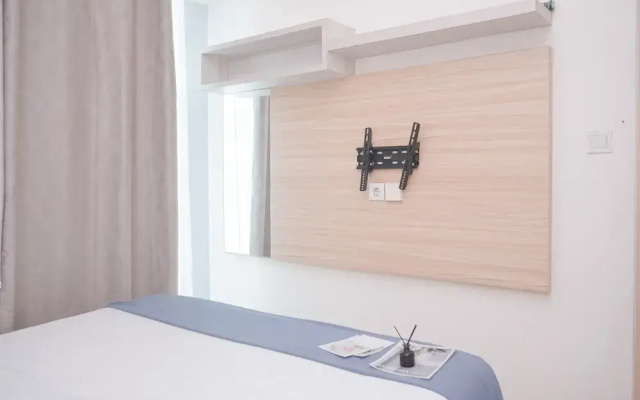 Modern Look And Homey 2Br Apartment Tree Park City Bsd