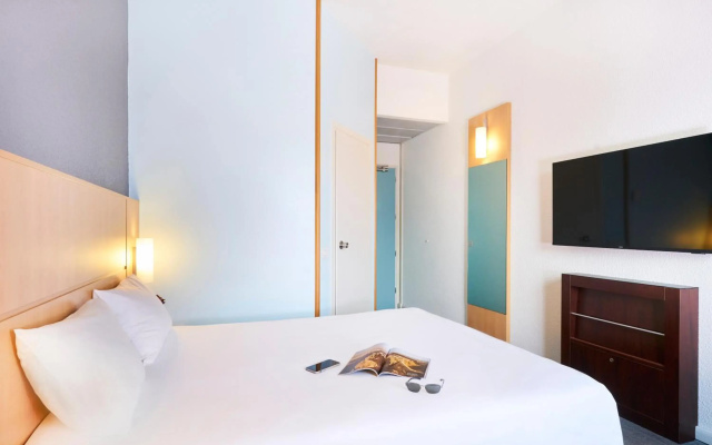 ibis Como