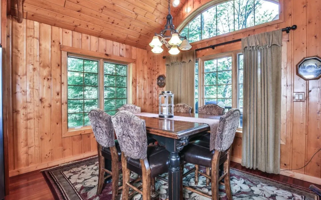 The Log Lodge - 4 Br Home