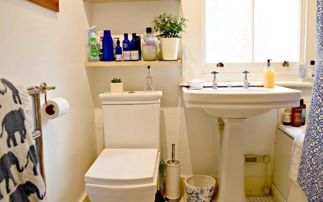 3 Bedroom Clapham Home With Patio