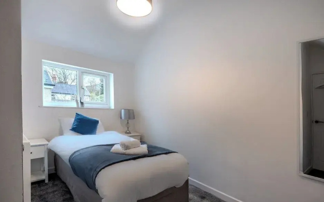 Stadium View 5-bed Retreat + Parking
