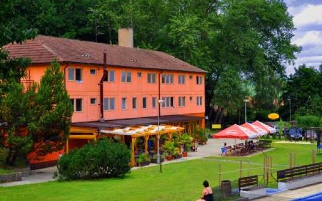 Отель Sporthotel Barborka Глубока-над-Влтавой вид на фасад