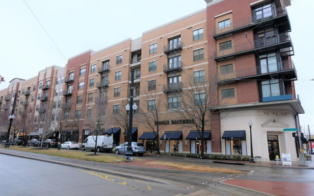 1 BR Uptown Apt close to shopping by Frontdesk