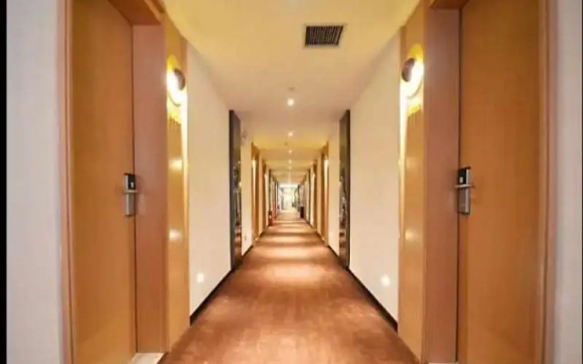 IU Hotel Zhengzhou Xinzheng Sias International University Branch
