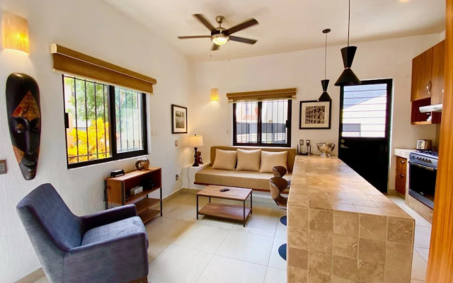 Renovated 1 Bdrm Guest House -walk to Everything -bikes -gym - Pickleball Court