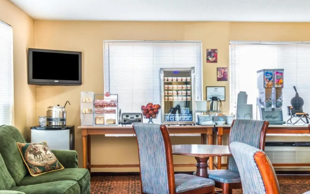 Super 8 By Wyndham Salina I-70