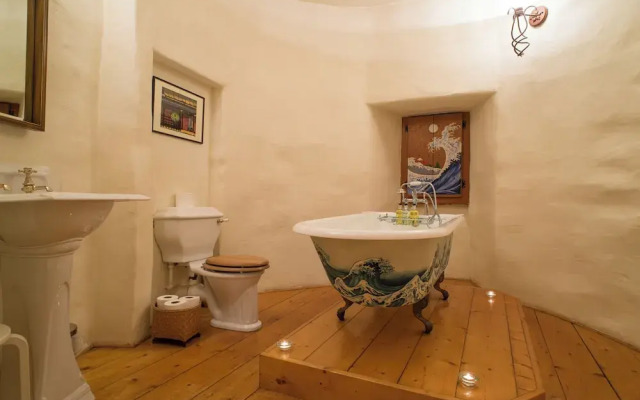 Historic 6-Bedrooms Castle Retreat