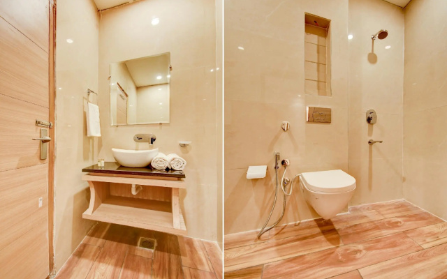 Capital O ASR434 Hotel Golden Feather