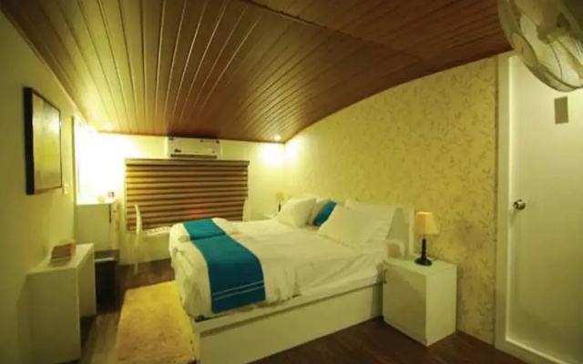 Whispering Waters Houseboat