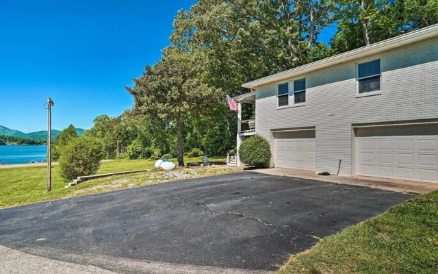 Hayesville Lake Getaway w/ Balcony & Mtn Views!