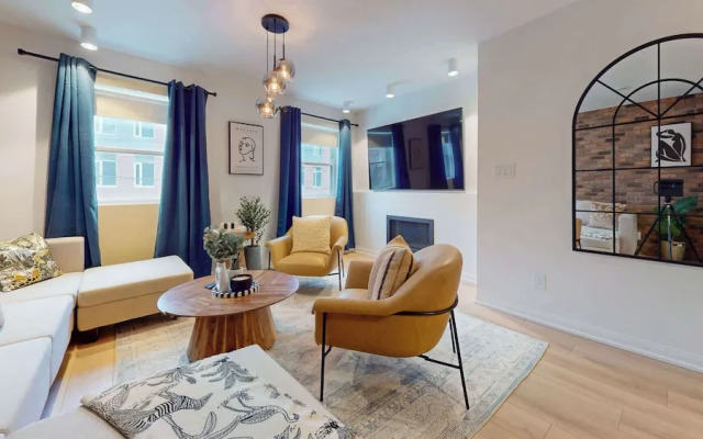 Casa Hotels Elegant 2BR Suite in Leslieville