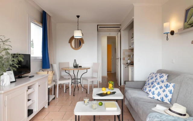 Stunning 4-person Sea View Haven