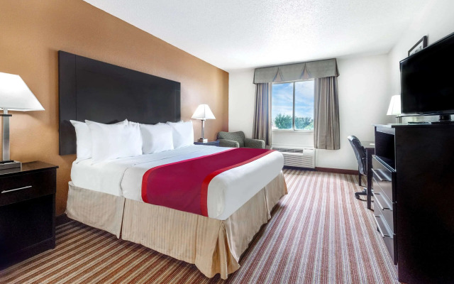 Days Inn & Suites by Wyndham Dallas