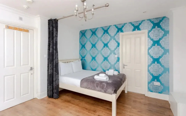 Airy Studio Apartment in Vibrant East London