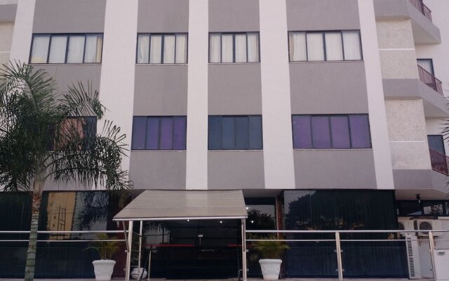 Plaza Suite Hotel вид на фасад