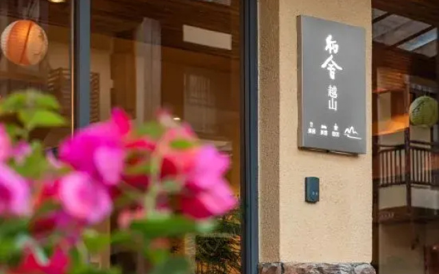 Guilin Yue Mountain Scenic View Vacation Apartment (Reed Flute Cave Scenic Area)