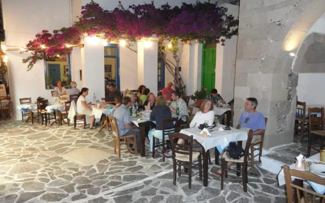 “ZEUS”, STYLISH LUXURY BUSINESS SUITE in the heart of Athens.