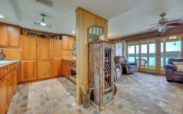 River-view Condo w/ Boat Slip in Welaka!