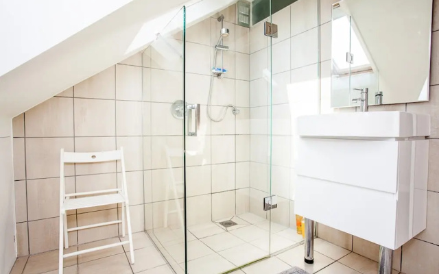 Bright 3 Bedroom Home in Clapham South