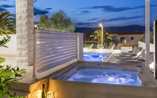 Apartment in Slatine Near the Sea Beach