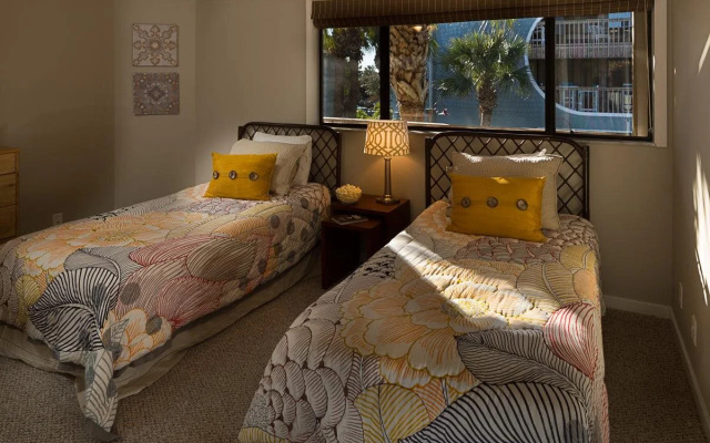 Hibiscus Oceanfront Resort