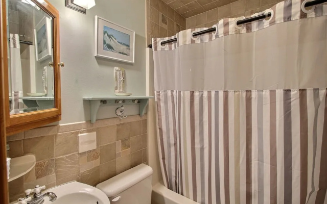 27 Oceans Door East Studio Bedroom Condo by RedAwning