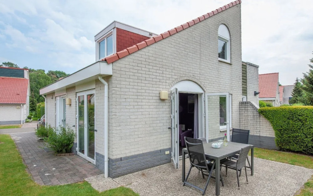 Comfortable Villa with Combi-Microwave in Green Surroundings