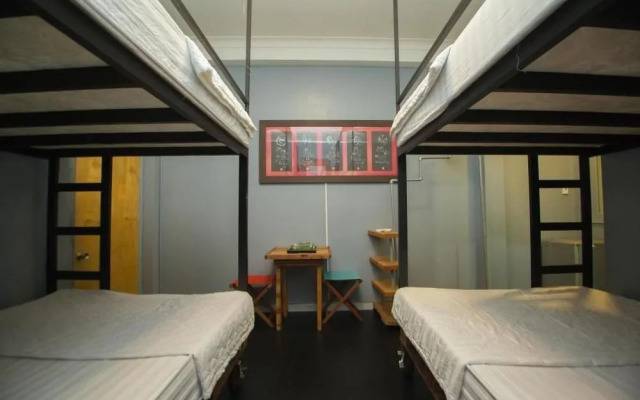 Full Moon - Hostel