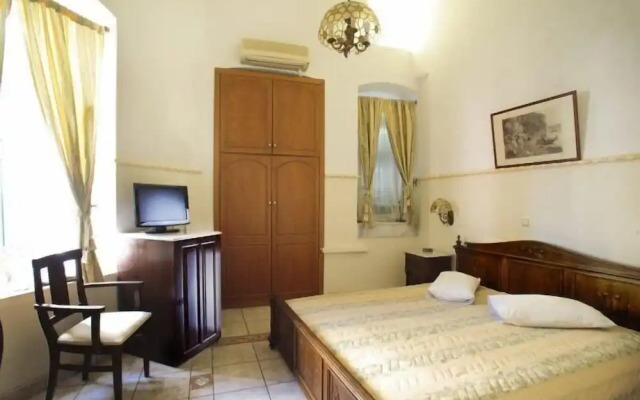Monte Kristo Hotel