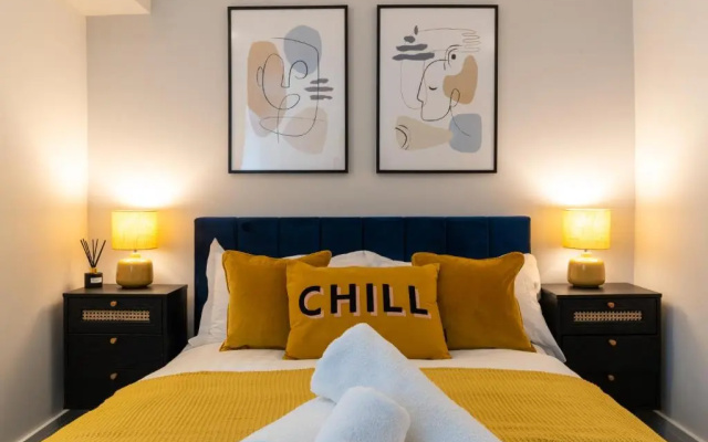 Stylish 2 bed town centre apartment with parking